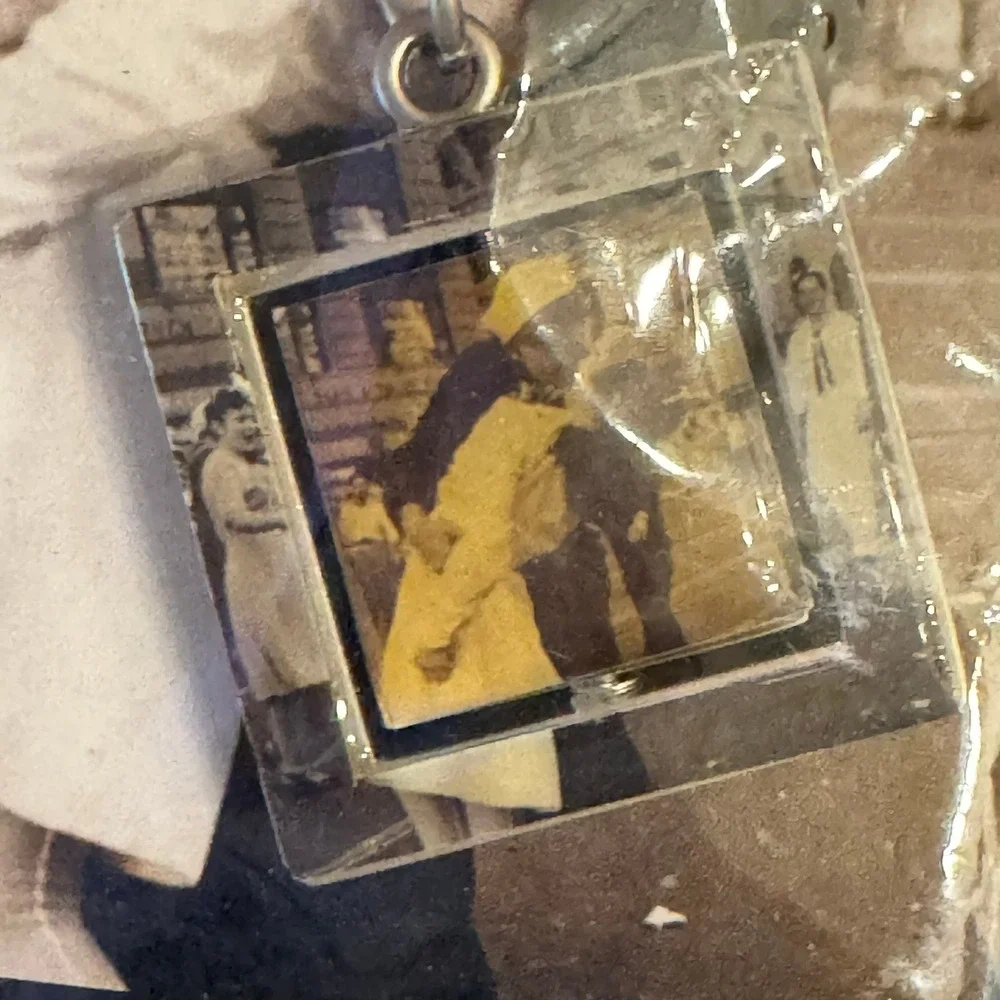Kissing‎ The War Goodbye Keychain HIMC Navy Nurse Times Square New York